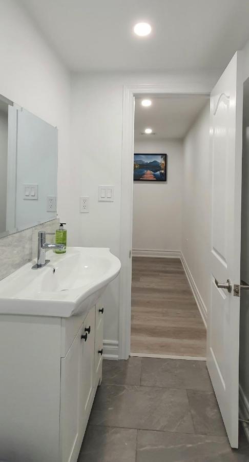 A Home Away Торонто Екстер'єр фото